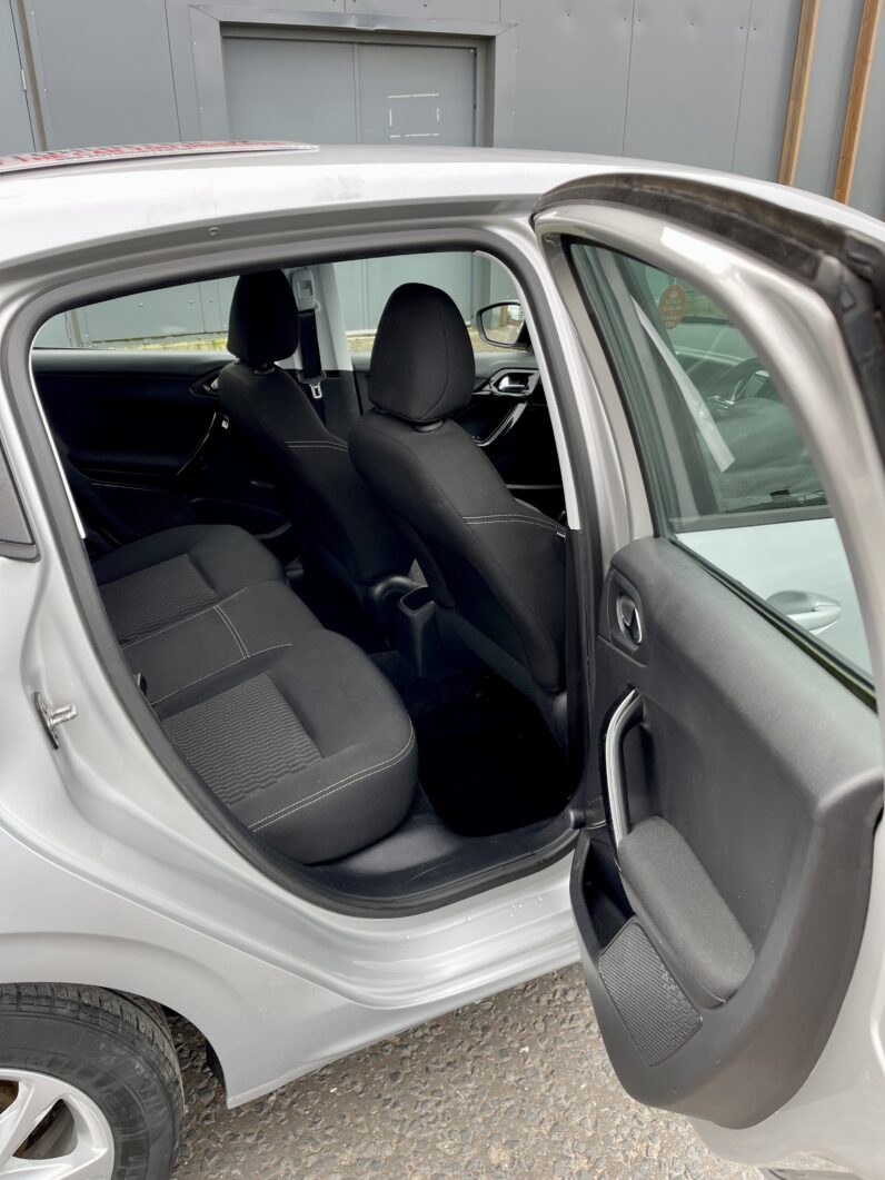 Peugeot 208 Active 2015 Manual